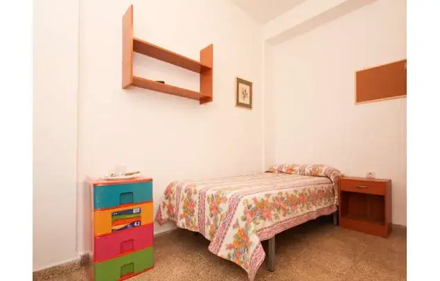 Habitaciones para Mujeres en Granada - Apartamento de 15 Dormitorios