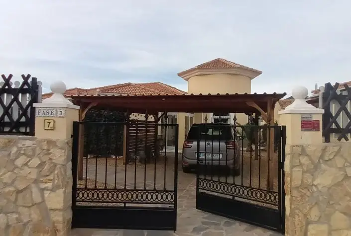 Villa 3 Dormitorios en Venta Piscina Privada