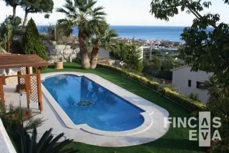 Casa de Lujo en Premià de Dalt con 5 Habitaciones y 2 Piscinas
