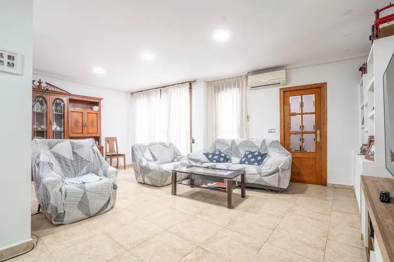 Casa de Pueblo en Chiva Valencia 6 Habitaciones 200m2