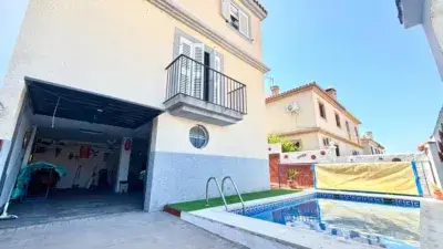 Casa Adosada en Los Barrios con Piscina Privada y Vistas a la Sierra