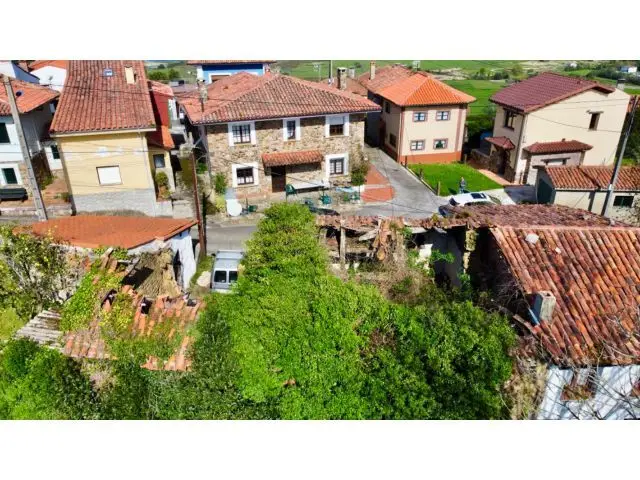 Casa y Cuadra para Reformar Cerca de Ribadesella
