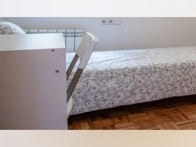 Se alquila habitación en piso de 5 dormitorios en Chamberí, Madrid