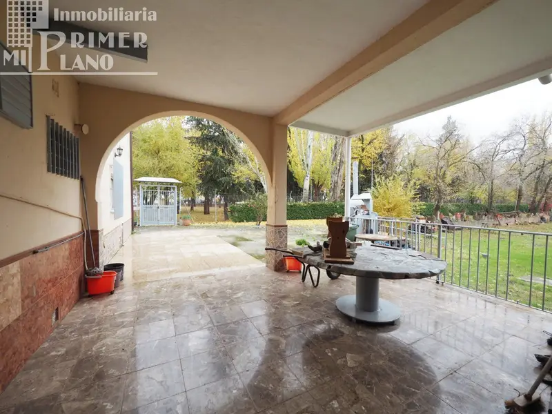 Venta Casa con Terraza y Local Comercial en Argamasilla de Alba