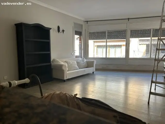 Edificio con Local y Vivienda en Sabadell Ideal para Reformar