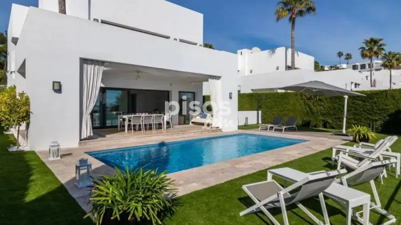 Villa Moderna en Benahavis con Vistas al Mar y Golf