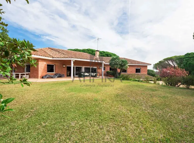 Chalet en venta Sant Vicenc de Montalt 445m2 con piscina