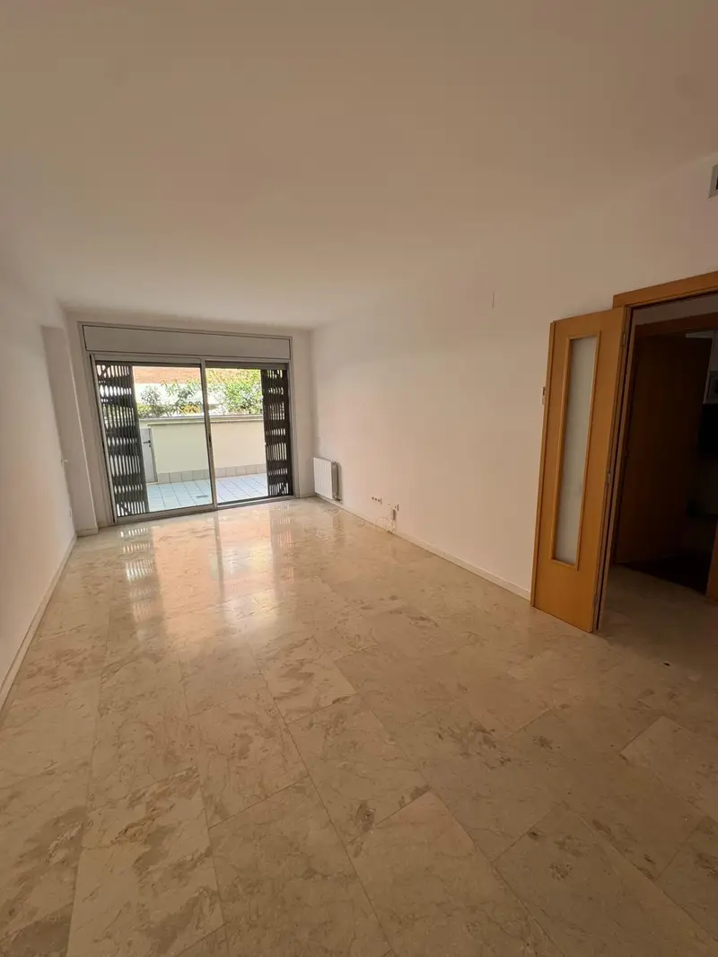 Venta Piso con Patio y Piscina en Viladecans