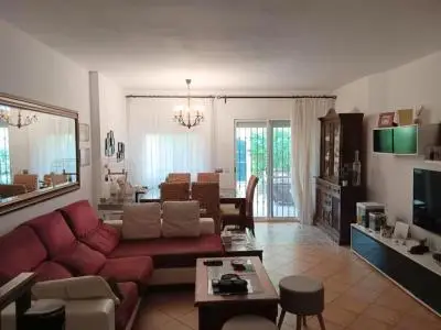 Casa Adosada en Estepona con Piscina y Aparcamiento