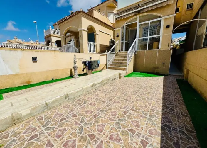 Villa 3 Dormitorios en Venta  Cerca de Zenia Boulevard