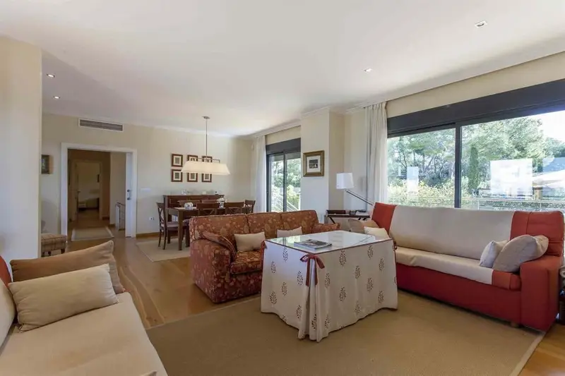Chalet en venta en Chiva Valencia 400m2 con piscina