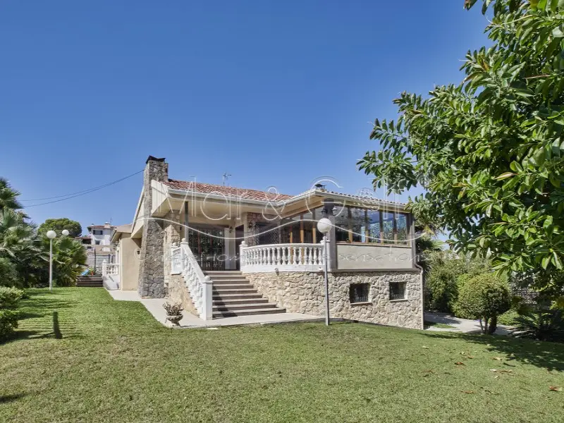 Chalet en Cabo de las Huertas con Piscina Privada y Amplia Parcela