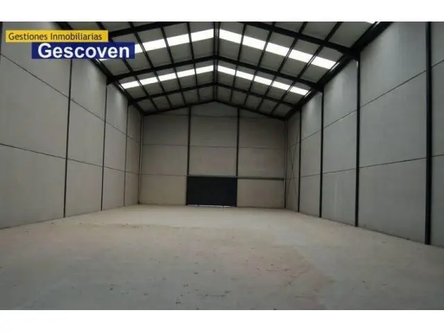 Nave Industrial 375m2 con Patios 160m2