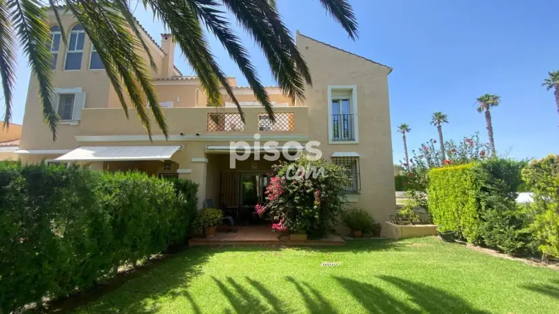 Casa Adosada en Urbanizacion Privada con Piscina