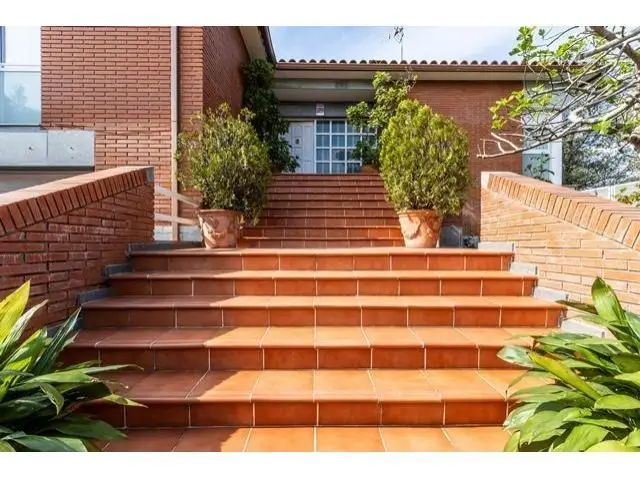 Chalet en Castellarnau con Jardin y Garaje para Dos Coches