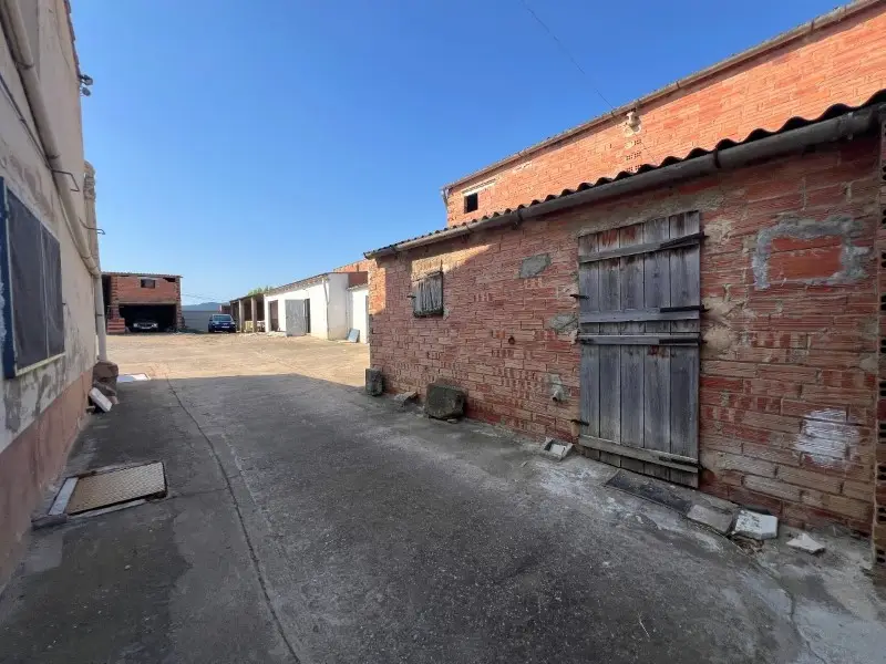 Casa en Cruïlles 420m2 con Jardin y Almacén