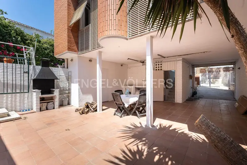 Casa Pareada en El Masnou con Vistas al Mar y Piscina Privada