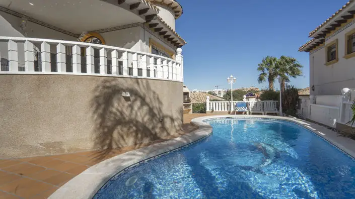 Villa de 4 Dormitorios en Villamartín con Piscina Privada