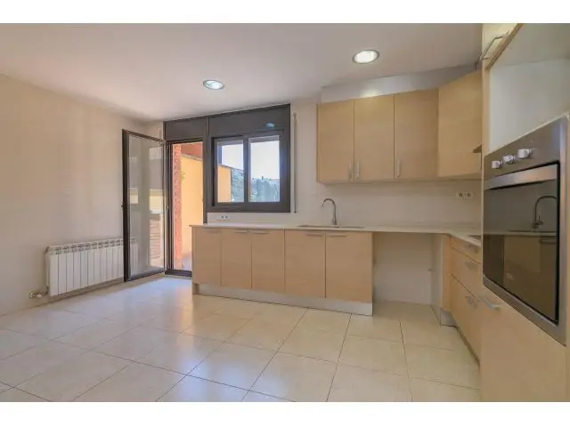 Casa en Venta en Artes: 4 Dormitorios, Garaje, Terraza