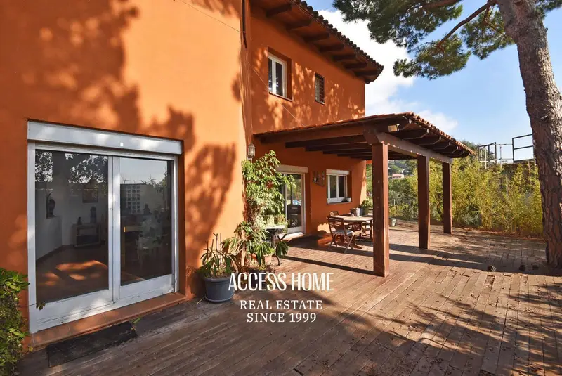 Chalet en venta en Cabrils Barcelona amplio jardin piscina
