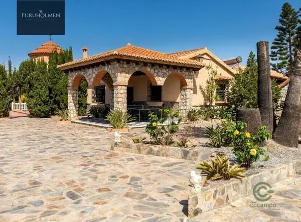 Villa de Lujo en Motril con Vistas al Mar y Producción de Aguacates