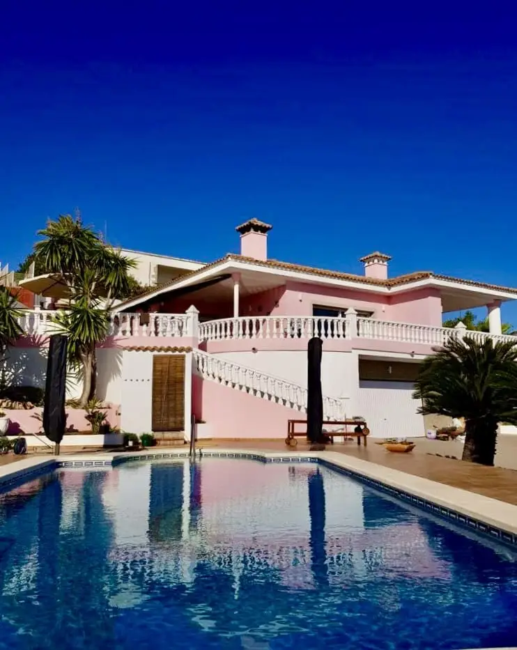 Villa de Lujo en Primera Línea de Playa