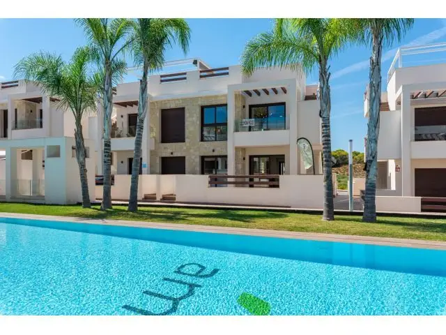 Bungalow en Torrevieja con Solarium Privado y Piscina
