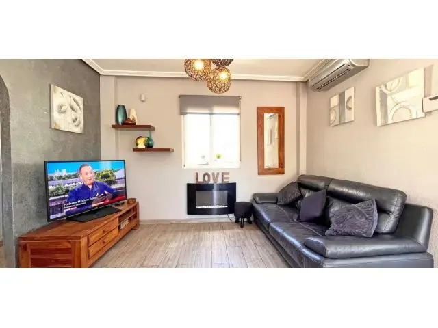 Chalet en Orihuela Costa con Piscina Privada y Apartamento