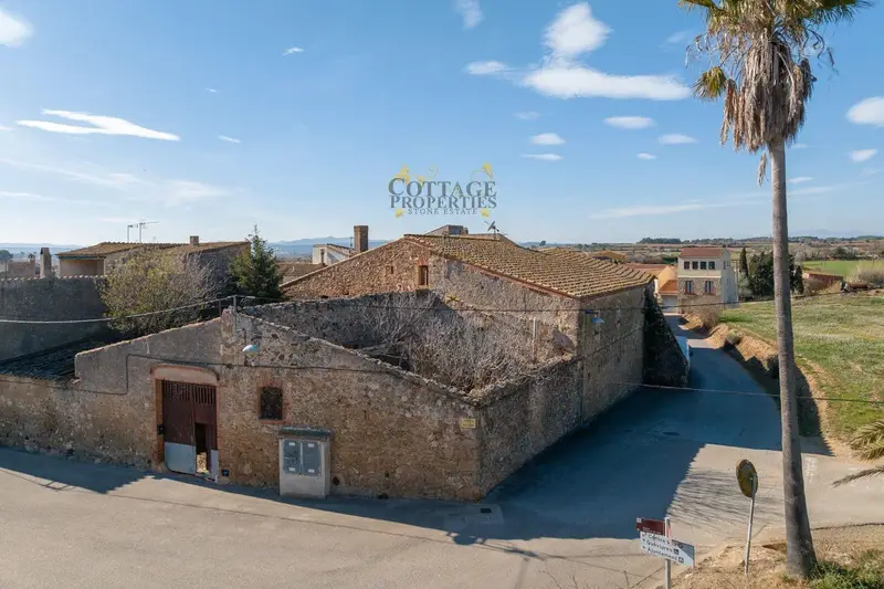 Masia de 600m2 para reformar en La Tallada Emporda