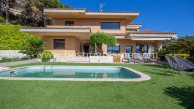Chalet de Lujo en Cabrils con Vistas al Mar y Piscina Privada