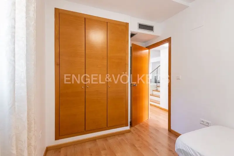Casa en Alquiler Paterna Valencia 4 Dormitorios Jardin Terraza