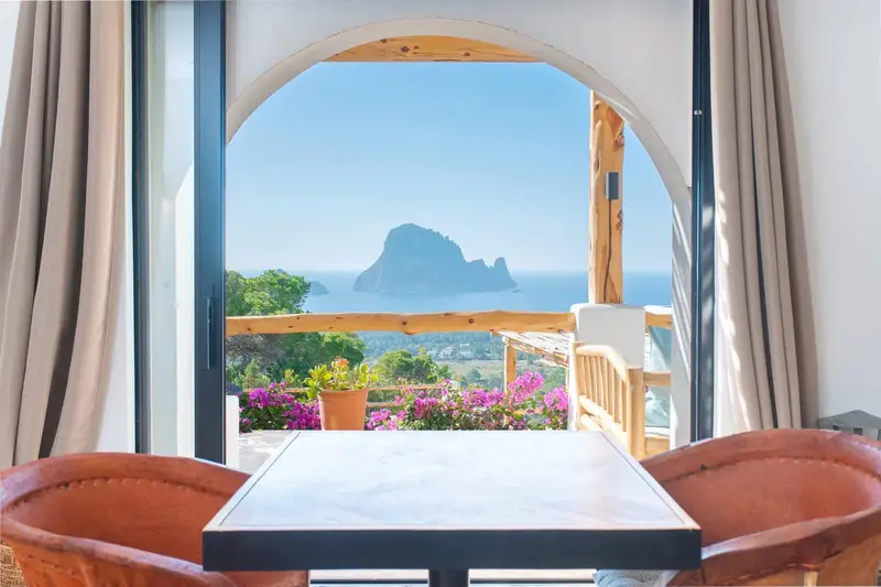 Chalet con vistas a Es Vedra en Ibiza 5 dormitorios y piscina