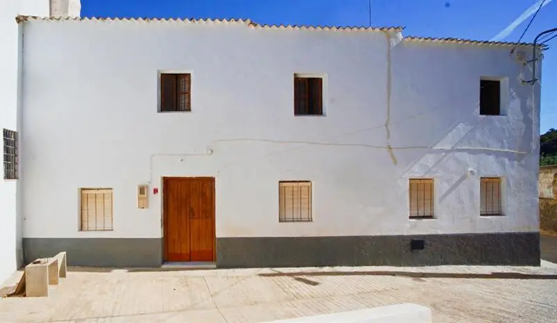Casa Adosada en La Huelga con Garaje y Finca 1348m2