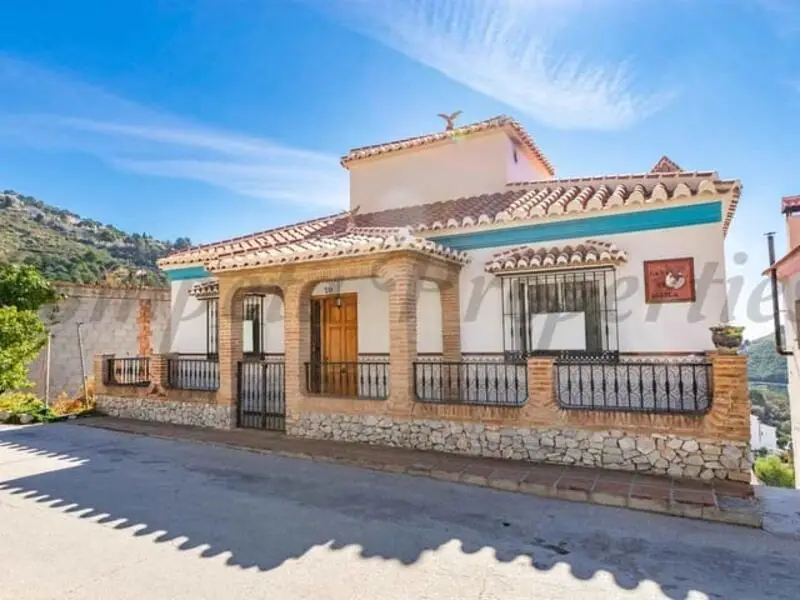 Casa de Pueblo de 4 Plantas en Competa con Vistas Panorámicas