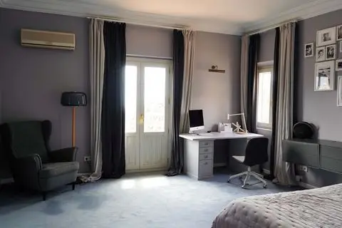 Chalet en Venta en El Madroñal: Lujo y Espacio para Familias