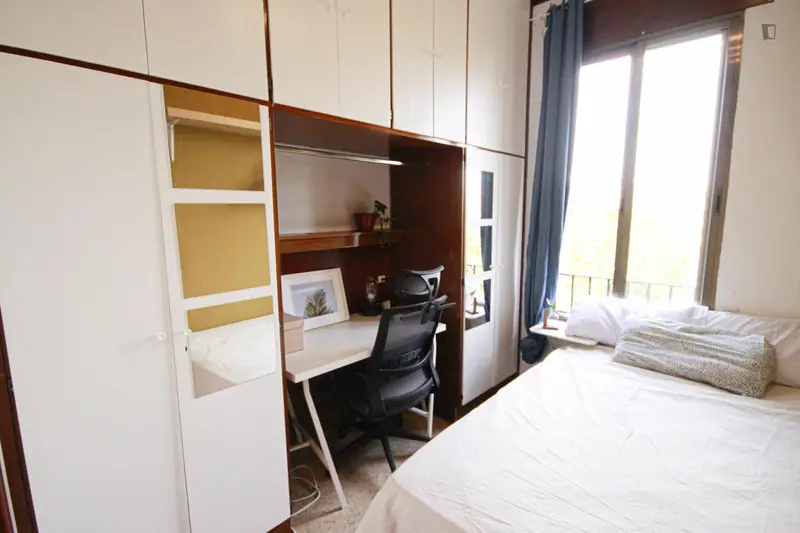 Habitacion Doble Amueblada en Piso Compartido con Internet y Limpieza