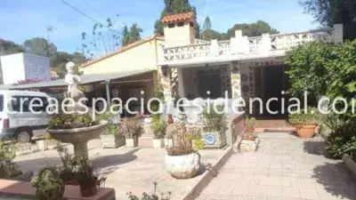 Chalet en Paterna con Piscina para Reformar