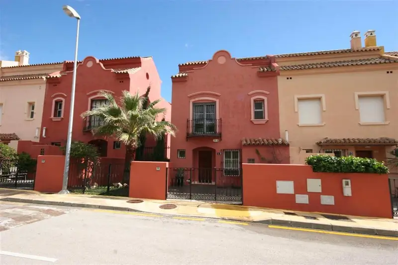Casa Villa 3 Dormitorios Milla de Oro Alquiler