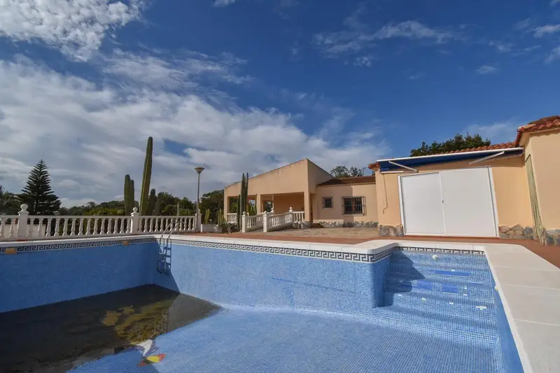 Chalet con Piscina en Santa Pola Zona Eroski