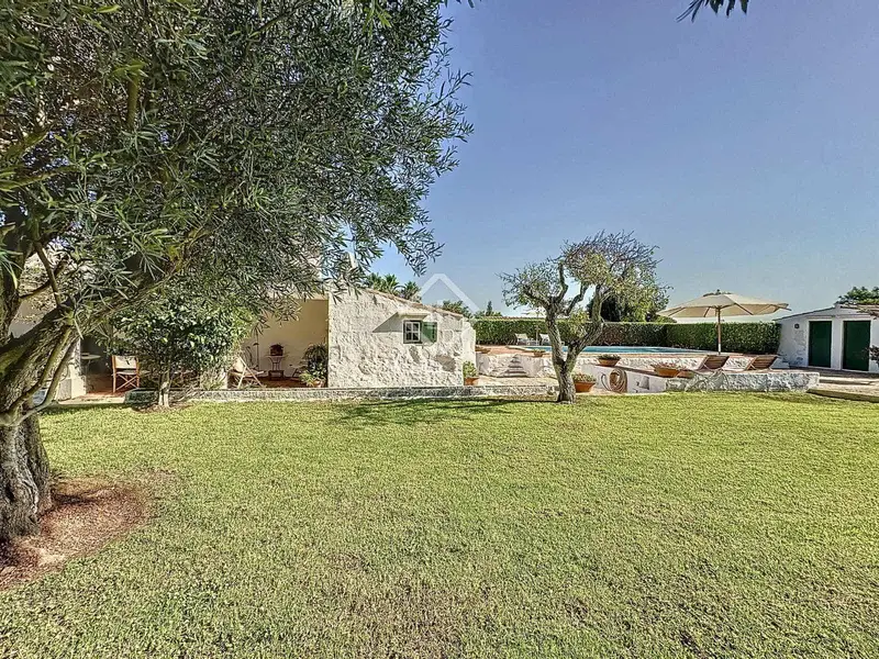 Chalet en venta en Menorca: Casa rural con dos anexos y piscina