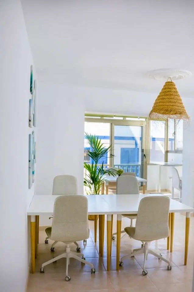 Casa Vibrante con Espacios de Trabajo y Eventos Comunitario