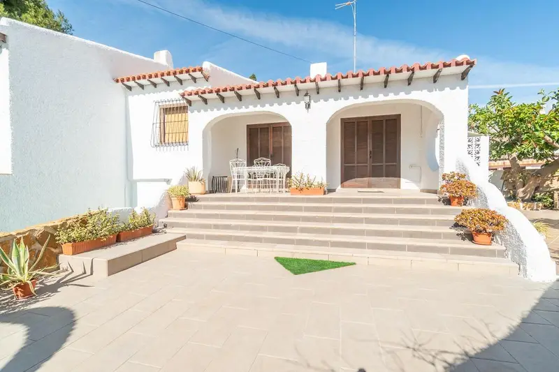 Chalet en Punta Prima Orihuela Costa con Chimenea Cerca de la Playa