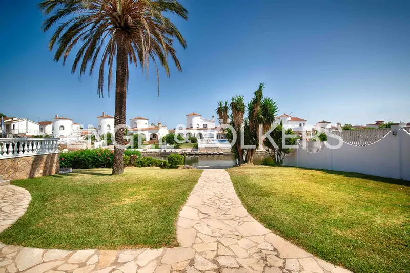 Chalet en Venta Empuriabrava con Piscina y Amarre