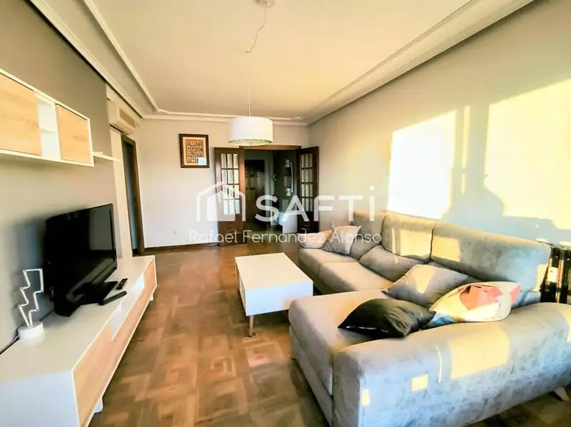 Apartamento en venta en León ciudad: Piso soleado con terraza y 3 habitaciones