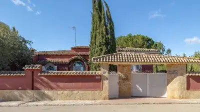 Chalet en Venta La Pobla Vallbona 7 habitaciones Piscina