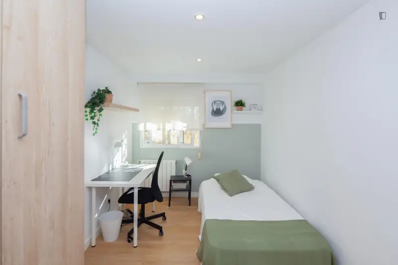 Habitacion amueblada con balcon ideal estudiantes y profesionales