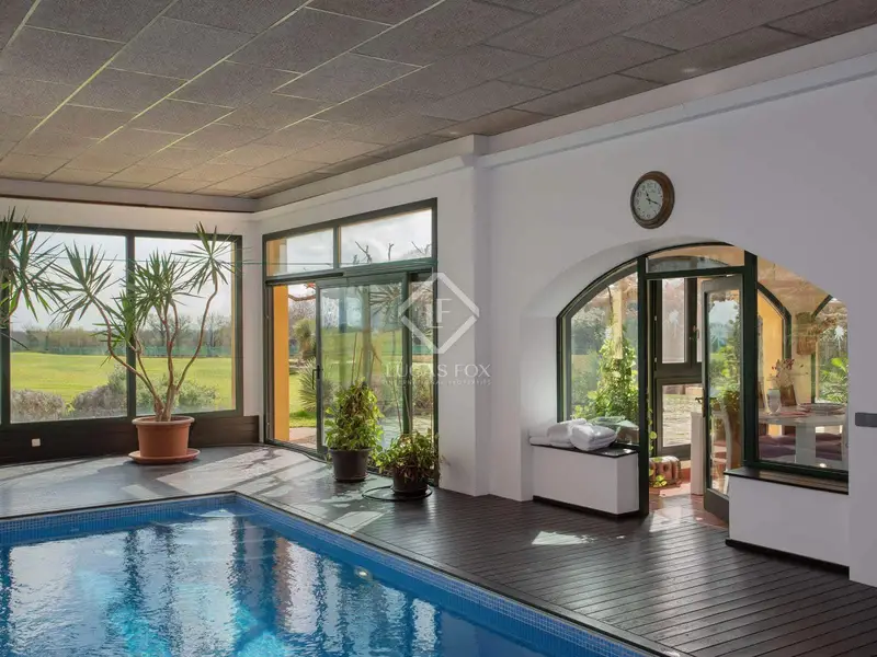 Chalet sostenible en venta Girona con piscina y vistas a la montaña