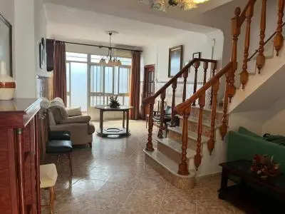Gran Casa de Pueblo en Pilas 200m2 5 Dormitorios Patio Trastero