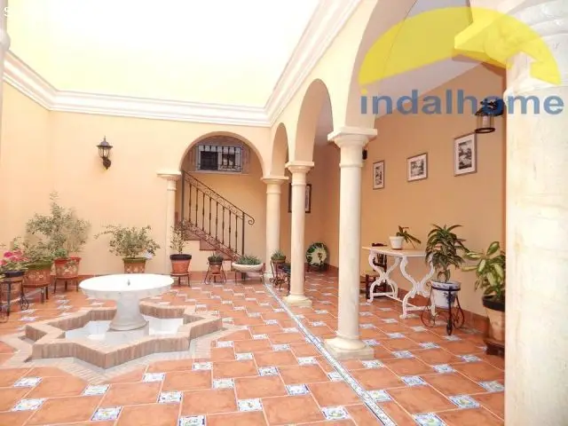 Chalet en Vera Playa con Patio Andaluz y 4 Dormitorios