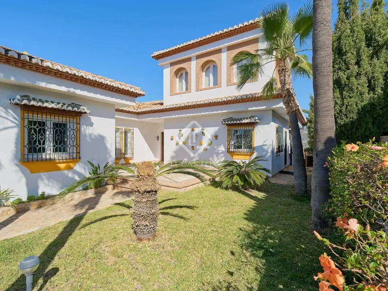 Chalet en venta en La Herradura Gran  Villa de Lujo con Vistas al Mar